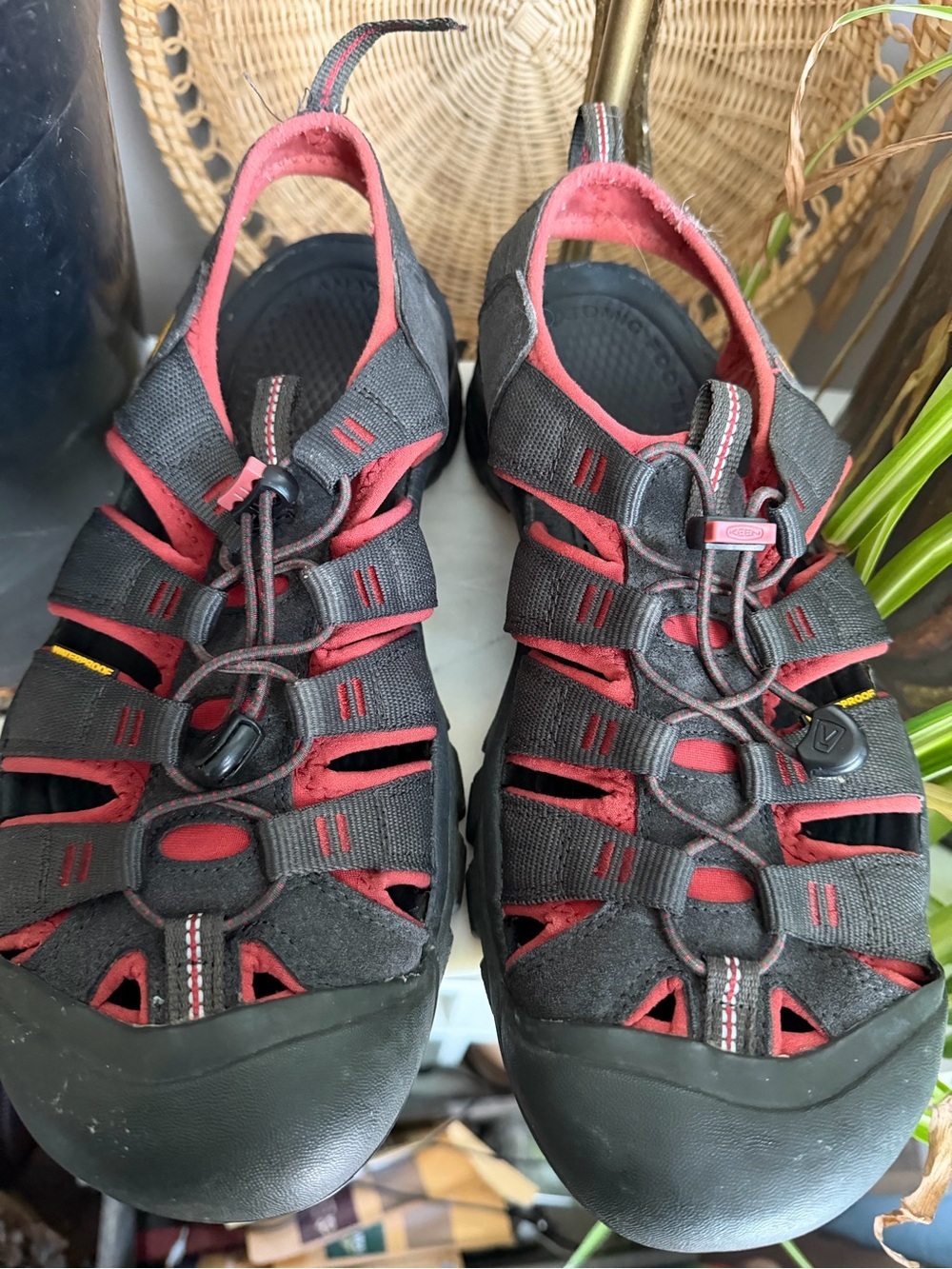 KEEN Newport H2 Waterproof Hiking Sandals Charcoal Grey Red 11.5 flaw read